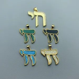 Vue détaillée de pendentifs Chai hébreux dorés avec divers inserts de pierres et zircons