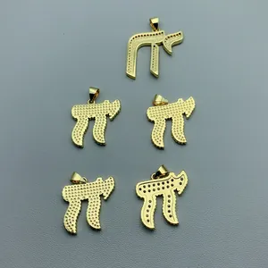 Vue détaillée de pendentifs symbole Pi plaqués or avec designs texturés et sertis de zircons.