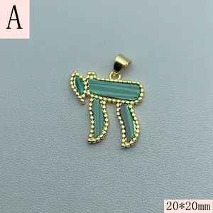 Détail en gros plan d'un pendentif hébreu Chai plaqué or avec de la malachite.