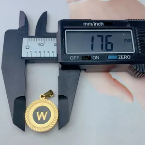 Detailansicht eines goldfarbenen Edelstahl-Anhängers mit Buchstabe W, Maß 17,6mm