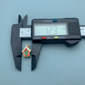 Vue détaillée montrant la largeur de 12.3mm d'une perle de charme maison de Noël