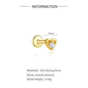 Primo piano di orecchino a cuore in argento sterling 925 per cartilagine con zirconia