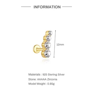 Dettaglio orecchino a cerchio in argento 925 con zirconi e dimensioni indicate