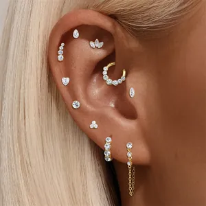 Primo piano dettagliato di piercing per cartilagine in argento s925 placcato oro