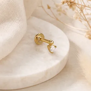 Primo piano dettagliato di un orecchino cartilage in argento S925 placcato oro con zircone