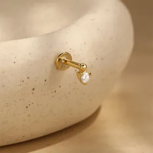 Primo piano di un orecchino cartilage in argento sterling S925 con diamante
