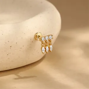 Primo piano del piercing per cartilagine S925 placcato oro con zirconi a marquise