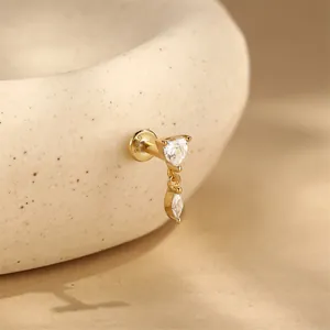 Primo piano di piercing per cartilagine S925 dorato con zirconi a cuore e marquise