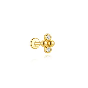 Dettaglio del piercing 16G in argento S925 placcato oro con sfere e pietre incastonate.