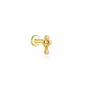 Primo piano di un piercing per cartilagine s925 in argento dorato con accenti di zirconi