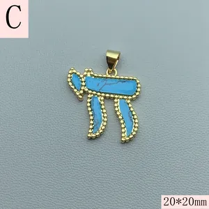 Vue détaillée du pendentif symbole hébreu Chai plaqué or avec pierre bleue