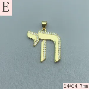 Gros plan d'un pendentif symbole hébreu Chai plaqué or orné de zircons étincelants