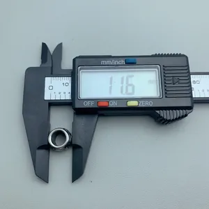 Ψηφιακό παχύμετρο που δείχνει μέτρηση 11,6 mm μιας ρετρό χάντρας από ανοξείδωτο χάλυβα