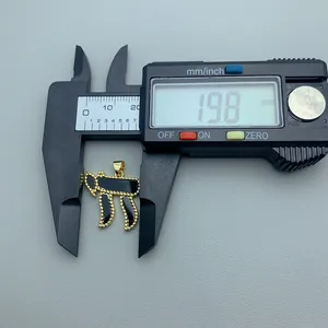 Vue détaillée montrant les dimensions d'un pendentif symbole Chai en émail noir doré