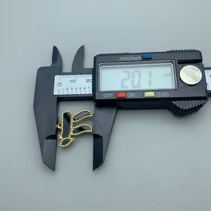 Vue détaillée montrant la hauteur précise de 20,1 mm d'un pendentif symbole Pi doré.