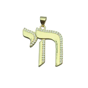 Élégant pendentif symbole Chai plaqué or avec pierres de zircone pour la création de bijoux.