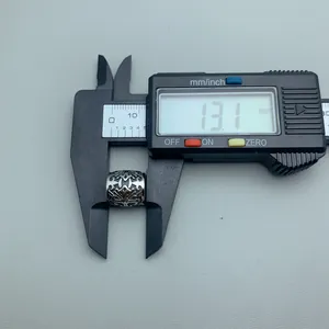 Λεπτομέρεια που δείχνει μέτρηση 13,1 mm μιας vintage χάντρας από ανοξείδωτο χάλυβα