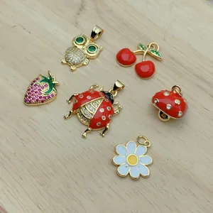 Colección de colgantes coloridos de esmalte y circonita con mariquita, frutas y flores