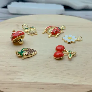 Conjunto de lindos dijes de esmalte chapados en oro con circonitas para joyería DIY