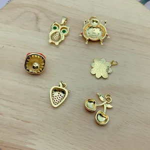 Colección de lindos colgantes dorados de animales y frutas para joyería artesanal DIY.