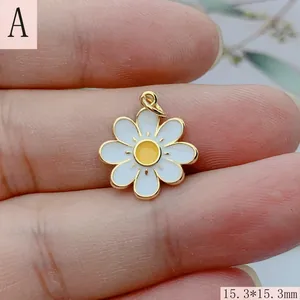 Vista dettagliata di un colgante de flor de margarita blanca con medida de 15,3 x 15,3 mm