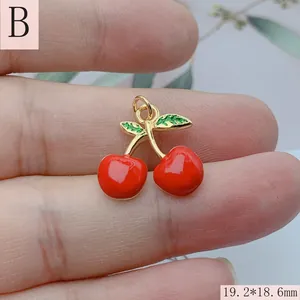 Colgante de cereza esmaltada roja chapado en oro para creación de joyas, 19,2x18,6 mm