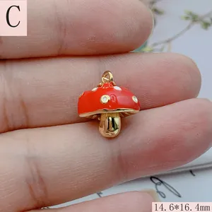 Vista detallada del colgante de hongo de esmalte rojo para joyería DIY, tamaño 14,6x16,4 mm
