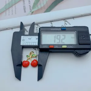 Detalle del colgante de cereza roja que muestra la medida de 19,2 mm para joyería