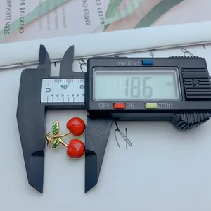 Vista de medida de un lindo colgante de cereza roja esmaltada con tamaño 18,6 mm