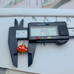 Medida detallada de un colgante de esmalte de hongo rojo con ancho de 14,6 mm