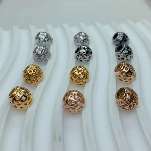 Nahaufnahme von sternförmig durchbrochenen Zwischenperlen in Gold, Silber und Roségold