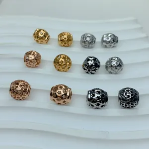 Nahaufnahme von hohlen Sternenperlen aus Edelstahl in verschiedenen Metallic-Farben