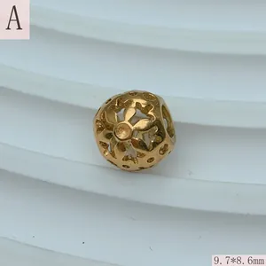 Detailansicht einer vergoldeten Hohlstern-Abstandshülse aus Titanstahl, 9,7x8,6 mm.