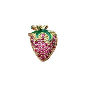 Exquisito colgante de fresa con circonitas rosas brillantes y esmalte verde para joyería artesanal.