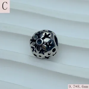 Detailaufnahme einer Vintage-Abstandsperle aus Titanstahl mit Sechseckstern-Design