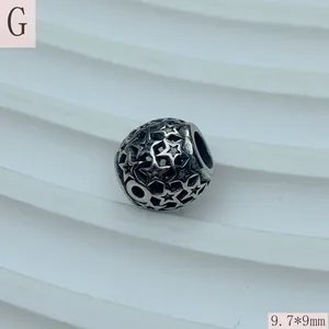 Detaillierte Makroaufnahme der Vintage-Edelstahl-Hex-Stern-Charm-Perle für DIY-Schmuck