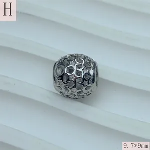 Makrodetail einer silbernen hohlen Stern-Zwischenperle aus Titanstahl für DIY-Schmuck.