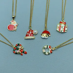 Exquisites Detail von Weihnachtsketten mit Weihnachtsmann, Geschenkbox und Kranz-Anhängern