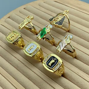 Detailansicht verschiedener religiöser Ringe mit St. Judas und Muttergottes-Symbolen
