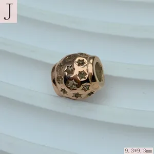 Detailansicht einer roségoldenen Titanstahl-Zwischenperle mit eingravierten Sternmustern