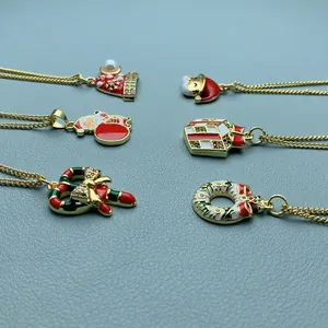Detailansicht der festlichen Weihnachtsketten mit Emaille-Weihnachtsmütze und Kranz