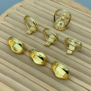 Detailansicht goldener verstellbarer Ringe mit religiösem St. Jude Motiv