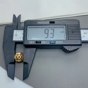 Detailaufnahme der 9,3-mm-Messung einer goldenen Abstandsperre mit Sternenmuster