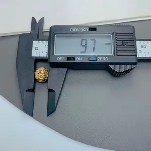 Detailansicht einer 9,7-mm-Abstandshalterperle aus goldfarbenem Titanstahl mit Sternenmuster.