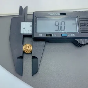 Detailaufnahme einer 9mm Titanstahl-Sternperle für DIY-Schmuckherstellung.
