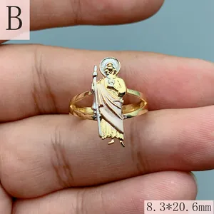 Detailansicht eines vintage vergoldeten St. Judas religiösen Rings mit Bicolor-Effekt