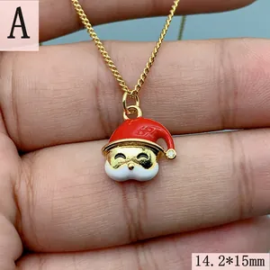 Makroansicht des Weihnachtsmann-Anhängers mit 14,2*15 mm Größe und Emaille-Finish