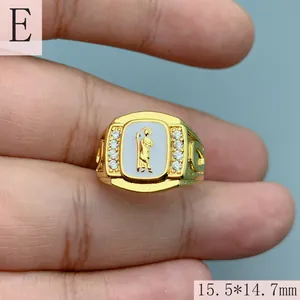 Detailansicht des retro vergoldeten Sankt Judas Rings mit Mikro-Zirkonia Steinen