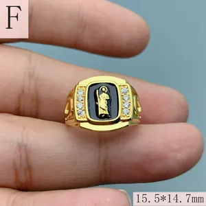 Nahaufnahme des vergoldeten Saint Jude Rings mit schwarzer Emaille und Zirkonia.