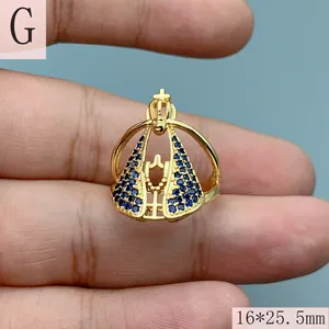 Detaillierter vergoldeter Ring mit blauen Zirkonia und religiösem Madonna-Design 16x25,5 mm